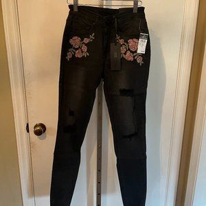 Rue 21 black 5 pkt high rise jeggings, floral embroidery, Size 6 NEW
